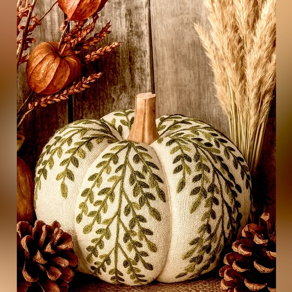 🍃Beautifully Crafted Decorative White and Green Pumpkin - Picture 6 of 13